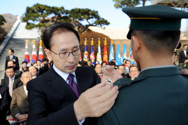 ▲ 이명박 대통령이 지난해 3월 신임 장교 합동임관식에 참석해 견장을 달아주고 있다. ⓒ 자료사진