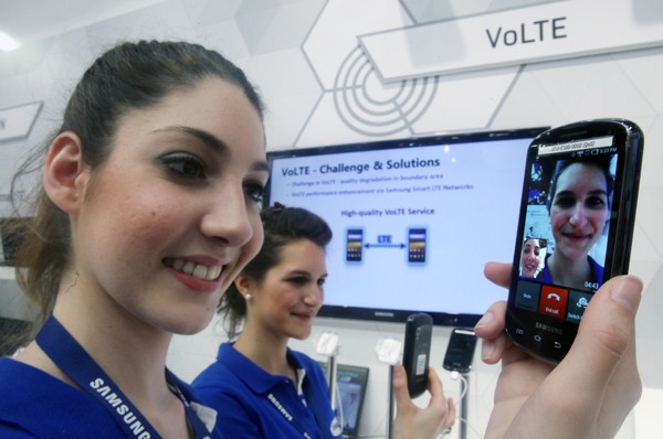 ▲ ⓒ삼성전자가 MWC 2012에서 LTE 스마트폰을 통해 음성통화·영상통화 실시간 전환 및 LTE QoA(Quality of Service)를 보장하는 서비스를 시연하고 있다.