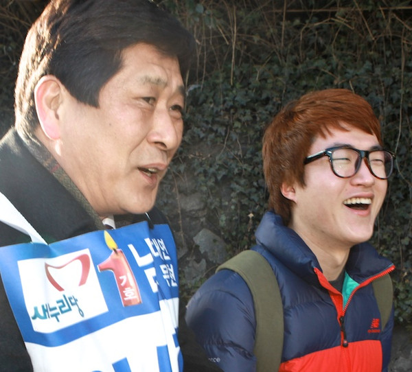 ▲ 부산 남구갑 새누리당 이시환 예비후보가 한 대학생과 대화를 나누고 있다. ⓒ뉴데일리