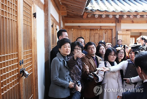 ▲ (옥천=연합뉴스) 박병기 기자 = 새누리당 박근혜 비상대책위원장이 29일 충북 옥천군 옥천읍 교돌이 고(故) 육영수 여사 생가를 둘러보고 있다.ⓒ