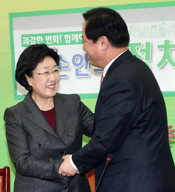 ▲ 민주통합당 한명숙 대표가 16일 국회 당대표실에서 입당한 김두관 경남도지사를 안아주고 있다.ⓒ연합뉴스