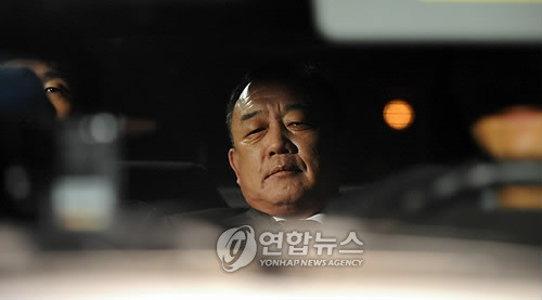 ▲ 지난해 1월12일 특정범죄가중처벌법상 조세포탈과 뇌물공여 혐의로 구속영장이 발부된 박연차 태광실업 회장이 서울 서초동 대검찰청에서 구속영장이 집행돼 승용차에 올라 앉아 있다. ⓒ연합뉴스