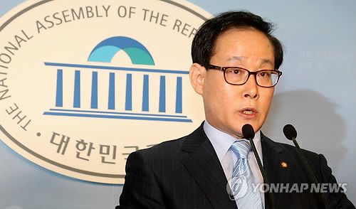 ▲ 28일 새누리당 이종혁 의원이 국회 정론관에서 노무현 전 대통령과 관련된 수사기록을 공개하라고 검찰에 촉구하고 있다. ⓒ연합뉴스