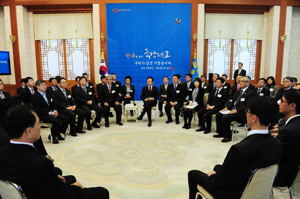 ▲ 이명박 대통령이 29일 재외 문화원장과 문화홍보관들을 초청해 간담회를 가졌다. ⓒ 청와대