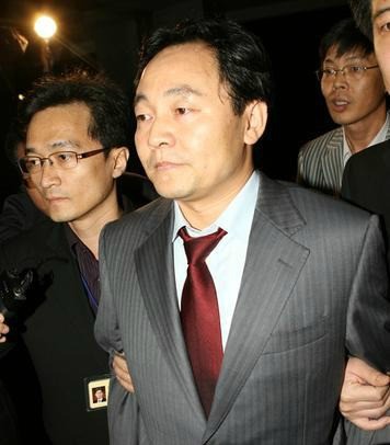 ▲ 지난 2007년 10월18일 건설업체 금품로비 혐의를 받고 있는 정윤재 전 청와대 비서관에 대해 법원이 구속영장을 발부해 정 전 비서관이 구치소로 향하고 있다. ⓒ연합뉴스