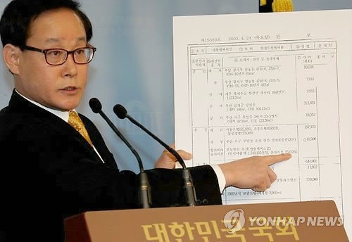 ▲ 3월1일 새누리당 이종혁 의원이 부산저축은행 구명로비 의혹과 관련해 문재인 노무현재단 이사장을 비판하고 있다. ⓒ연합뉴스