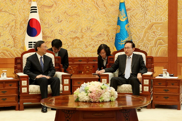 ▲ 이명박 대통령이 지난해 방한한 중국 양제츠 외교부장과 대화를 나누고 있다. ⓒ 자료사진