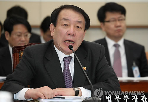 ▲ 권재진 법무부 장관이 2일 국회 법사위에서 최근 검찰의 수사에 대한 의원들의 현안질의에 답변하고 있다. ⓒ연합뉴스