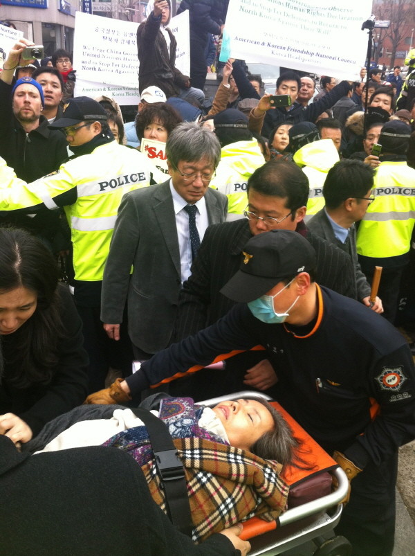 ▲ 자유선진당 박선영 의원이 2일 오후 2시 30분 경 서울 종로구 효자동 주한 중국대사관 앞에서 11일째 단식을 이어오던 중 실신했다. ⓒ 뉴데일리