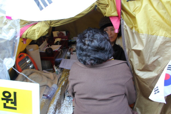 ▲ 자유선진당 박선영 의원이 단식 농성을 벌이던 텐트 안. ⓒ뉴데일리