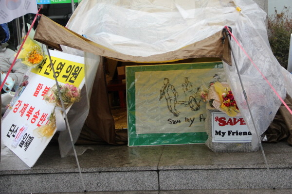 ▲ 자유선진당 박선영 의원이 2일 오후 2시 30분 경 서울 종로구 효자동 주한 중국대사관 앞에서 11일째 단식을 이어오던 중 실신했다. ⓒ 뉴데일리