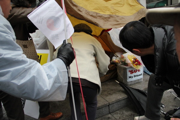 ▲ 자유선진당 박선영 의원이 2일 오후 2시 30분 경 서울 종로구 효자동 주한 중국대사관 앞에서 11일째 단식을 이어오던 중 실신했다. ⓒ 뉴데일리