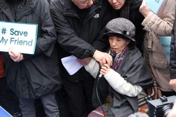 ▲ 자유선진당 박선영 의원이 2일 오후 2시 30분 경 서울 종로구 효자동 주한 중국대사관 앞에서 11일째 단식을 이어오던 중 실신했다. ⓒ 뉴데일리