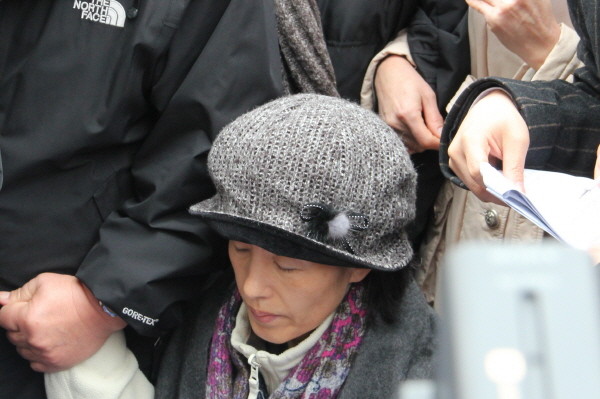 ▲ 자유선진당 박선영 의원이 2일 오후 2시 30분 경 서울 종로구 효자동 주한 중국대사관 앞에서 11일째 단식을 이어오던 중 실신했다. ⓒ 뉴데일리