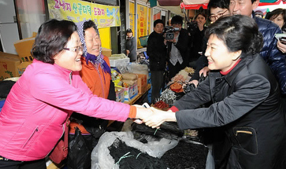 ▲ 새누리당 박근혜 비상대책위원장이 2일 오후 강원 원주시 민속풍물시장을 찾아 시장물가를 점검하고 상인들과 시민들과 인사를 나눴다. ⓒ 연합뉴스