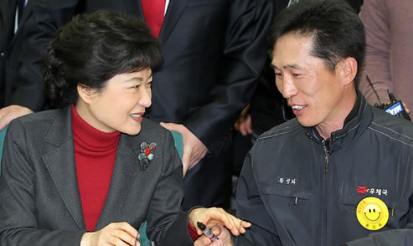 ▲ 새누리당 박근혜 비상대책위원장이 24일 부산 동래우체국을 찾아 황성화 집배원을 만나 이야기를 나누고 있다.  ⓒ 연합뉴스