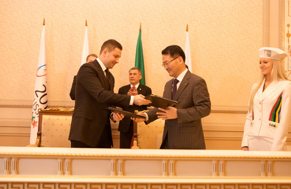 ▲ ⓒ레오노프 블라디미르 ‘2013 하계 유니버시아드 대회’ 준비위원장(테이블 왼쪽)과 임병권 현대차 러시아 판매법인장이 후원 계약 체결 문서를 교환하고 있다.