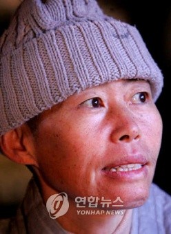 ▲ 자유선진당 박선영 의원이 2일 오후 2시 30분 경 서울 종로구 효자동 주한 중국대사관 앞에서 11일째 단식을 이어오던 중 실신했다. ⓒ 뉴데일리