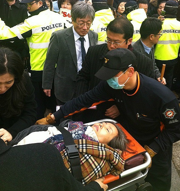 ▲ 자유선진당 박선영 의원이 2일 오후 2시30분경 서울 종로구 효자동 주한 중국대사관 앞에서 11일째 단식을 이어오던 중 실신해 병원으로 이송되고 있다. ⓒ뉴데일리
