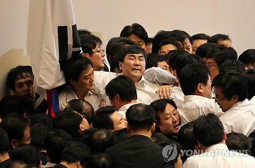 ▲ 지난 2010년 12월 여야 국회의원들이 본회의 의장석을 차지하기 위해 몸싸움을 벌이고 있다. ⓒ연합뉴스