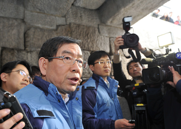 ▲ 청계천을 둘러보는 박원순 서울시장.ⓒ