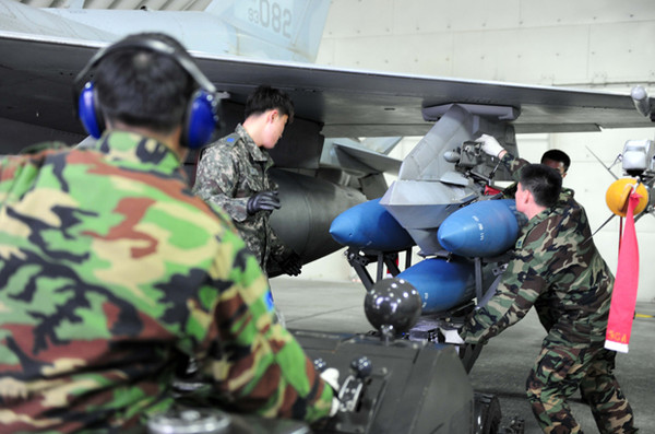 ▲ 출격명령이 떨어지자 정비사들과 무장사들이 훈련용 Mk82 폭탄을 장착 중이다.
