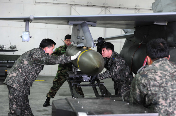 ▲ 출격명령이 떨어지자 정비사들과 무장사들이 JDAM으로 보이는 폭탄을 장착하고 있다.
