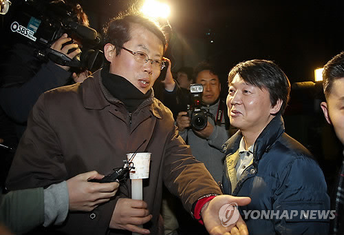 ▲ 안철수 원장이 북한정의연대 대표 정베드로 목사와 대화하고 있다. ⓒ 연합뉴스