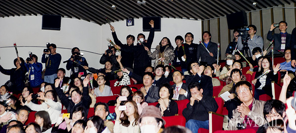 ▲ '크라이 위드 어스' 콘서트를 찾은 900여명의 탈북자들이 환호성을 지르고 있다. ⓒ 뉴데일리