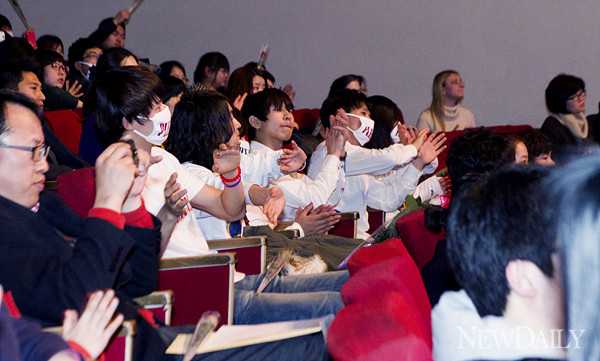 ▲ '크라이 위드 어스' 콘서트를 찾은 900여명의 탈북자들이 환호성을 지르고 있다. ⓒ 뉴데일리