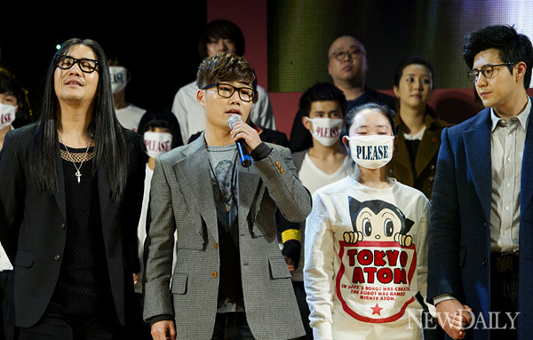 ▲ 영화 '크로싱'의 주제가를 연예인들과 여명학교 탈북청소년들이 함께 부르고 있다. ⓒ 뉴데일리