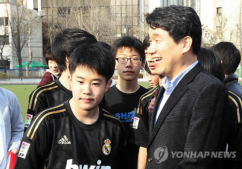 ▲ 이주호 교과부 장관이 3일 서울 당산중학교를 찾아 토요프로그램에 참여하고 있는 학생들과 대화하고 있다.ⓒ 사진 연합뉴스