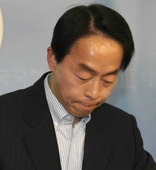 ▲ YS 차남 김현철 새누리당 예비후보가 5일 국회 정론관에서 거제지역 공천탈락에 대한 반발 기자회견을 하고 있다. ⓒ연합뉴스