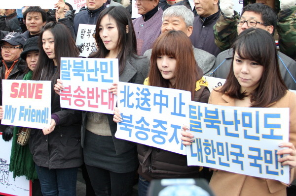 ▲ 5일 오후 탈북자 강제북송 반대 문화제에 레이싱 모델들이 참가했다. (왼쪽부터 김하음 김단아 이연아 김나나) ⓒ 뉴데일리