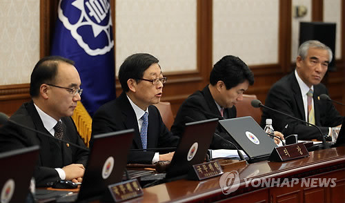 ▲ 김황식 국무총리가 6일 오전 정부중앙청사에서 열린 국무회의에서 발언하고 있다. ⓒ 연합뉴스