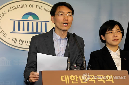 ▲ 서기호전 판사가 지난 2일 국회 정론관에서 통합진보당 입당기자회견을 하고 있다. ⓒ 연합뉴스