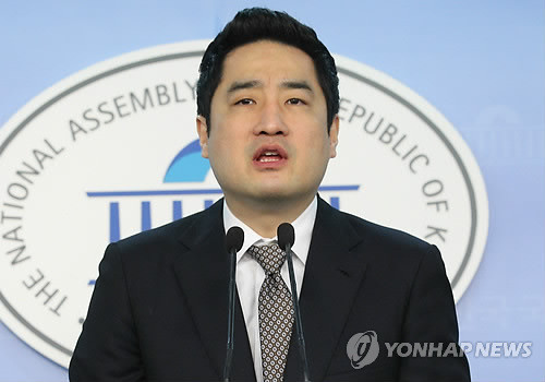 ▲ 무소속 강용석 의원이 6일 오전 국회 정론관에서 19대 총선 출마를 선언하고 있다. ⓒ연합뉴스