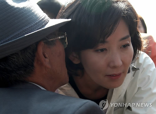 ▲ 지난해 10월 서울시장 보궐선거를 앞두고 한나라당 나경원 후보가 한 시민의 의견을 청취하고 있는 모습. ⓒ연합뉴스