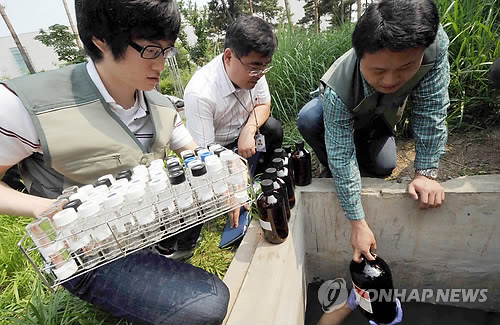 ▲ 토양 및 지하수 오염 여부를 조사하는 모습(자료사진).ⓒ 사진 연합뉴스