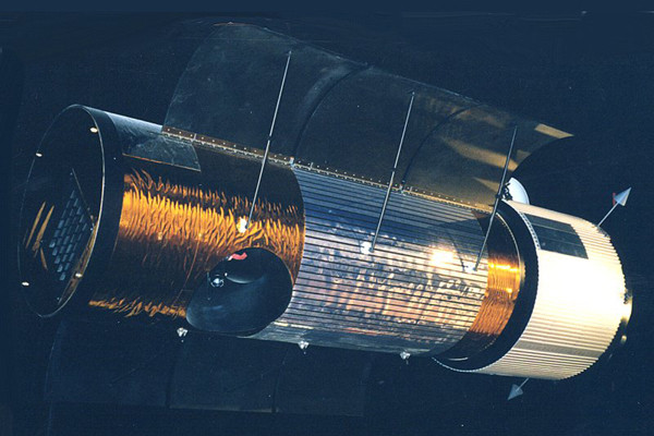 ▲ 미국이 사용 중인 첩보위성 중 형체가 공개된 KH-12의 모습. 500km 상공에서 지상의 자동차 차종을 구별할 수 있다고 한다.