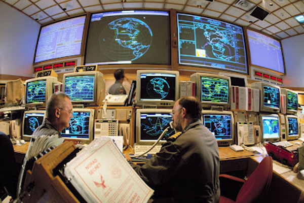 ▲ 매년 성탄절마다 산타클로스 현재 위치 실시간 중계를 해주는 북미방공사령부(NORAD) 관제실 모습. 美공군시설로 산타클로스 추적은 우스개지만 웬만한 비행물체의 추적은 가능하다. 이 前총리는 우리나라에도 이 정도 수준의 능력과 시설이 있다고 주장한 것이다.