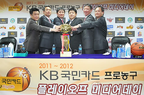 ▲ 프로농구 6강 플레이오프 진출팀 감독들이 5일 서울 강남구 논현동 KBL 센터에서 우승 트로피를 앞에 두고 결전을 다짐했다. 왼쪽부터 유도훈(전자랜드), 전창진(KT), 이상범(인삼공사), 강동희(동부), 허재(KCC), 유재학(모비스) 감독.