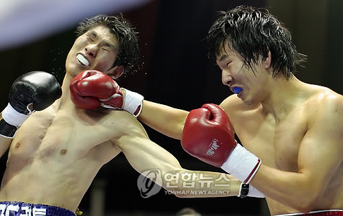 ▲ 2009년 열린 제35회 프로복싱 MBC신인왕전 슈퍼미들급 결승전에서 신인왕을 차지한 엄영돈(오른쪽, 인천대우체육관)이 이은창(신도체육관)의 얼굴에 주먹을 날리고 있다