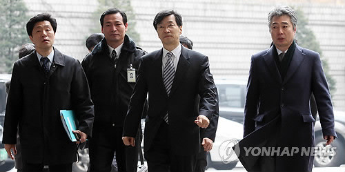 ▲ 서울고등법원에 들어서는 곽노현 서울시교육감.ⓒ 사진 연합뉴스