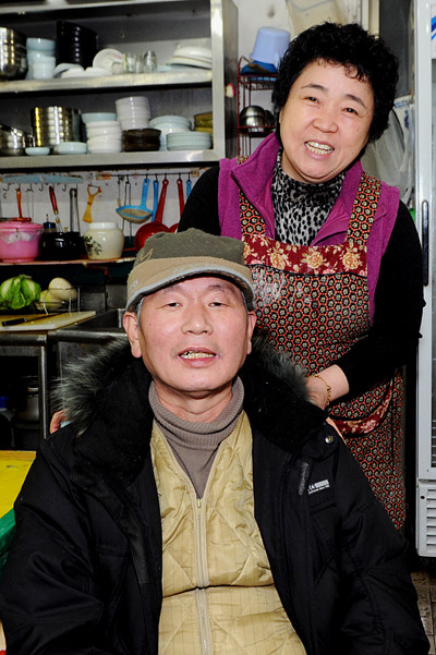 ▲ 전통 할매묵 김형호, 심춘옥 사장ⓒ양호상 기자