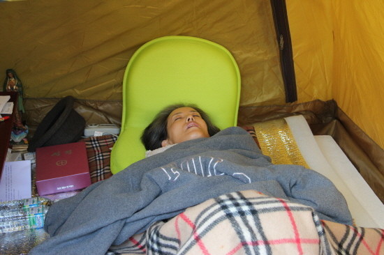 ▲ 만약 중국이 탈북자 북송을 중지하면 몸무게 40kg의 가냘픈 박선영 의원의 단식투쟁 덕이었음을 우리는 기억해야 한다. 만일 이 일로 북이 베를린 장벽처럼 무너진다면 그 도화선에 누가 불을 당겼는지 우리는 기억해야 한다.ⓒ뉴데일리