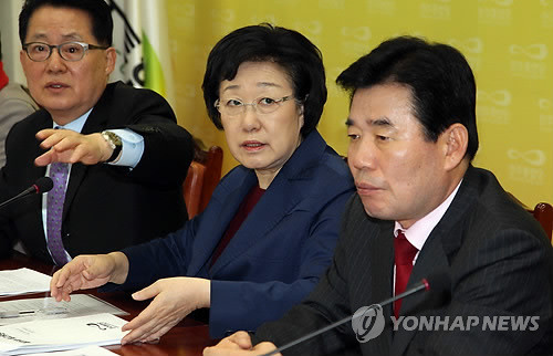 ▲ 민주통합당 최고위원회의가 열린 7일 오전 국회 당대표실에서 일부 낙천자들이 성명서를 배포하는 등 어수선해지자 박지원 최고위원이 회의장 정돈을 지시하고 있다. ⓒ 연합뉴스