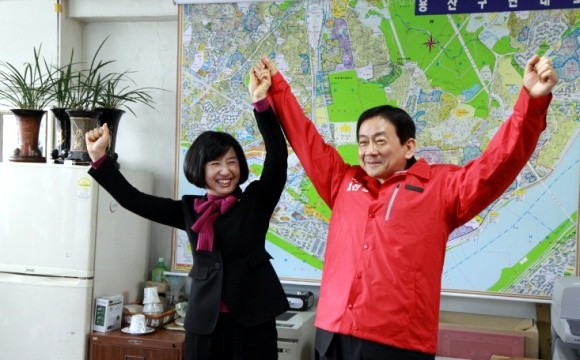 ▲ 새누리당 배은희 의원(왼쪽)이 선물한 빨간 점퍼를 입은 진영 의원. ⓒ 뉴데일리