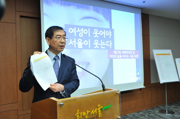 ▲ 박원순 서울시장이 6일 시청 브리핑룸에서 새 여성정책인 '여성의 삶을 바꾸는 서울 비전'을 발표하고 있다.ⓒ