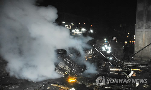 ▲ 서울시가 내부순환로 추락사고 재발방지를 위한 보강공사에 들어간다. 사진은 올 1월 19일 내부순환로에서 발생한 사고 장면.ⓒ 사진 연합뉴스